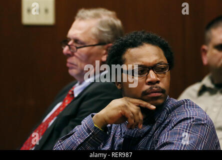 Davenport, Iowa, USA. 15 gennaio, 2019. Thomas Deondra proposte a qualcuno in galleria durante gli argomenti di chiusura Martedì in Scott County Court. Thomas, 37, di Davenport, imputato di omicidio di primo grado e e il possesso di un'arma da fuoco. Thomas è accusato di tiro fatalmente 46-anno-vecchio Jason Roberts ha inizio il 9 Giugno al di fuori del centro cittadino di Davenport sports bar. Credito: Kevin E. Schmidt/Quad-City volte/ZUMA filo/Alamy Live News Foto Stock