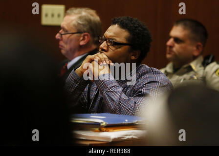 Davenport, Iowa, USA. 15 gennaio, 2019. Deondra Thomas ascolta durante gli argomenti di chiusura Martedì in Scott County Court. Thomas, 37, di Davenport, imputato di omicidio di primo grado e e il possesso di un'arma da fuoco. Thomas è accusato di tiro fatalmente 46-anno-vecchio Jason Roberts ha inizio il 9 Giugno al di fuori del centro cittadino di Davenport sports bar. Credito: Kevin E. Schmidt/Quad-City volte/ZUMA filo/Alamy Live News Foto Stock