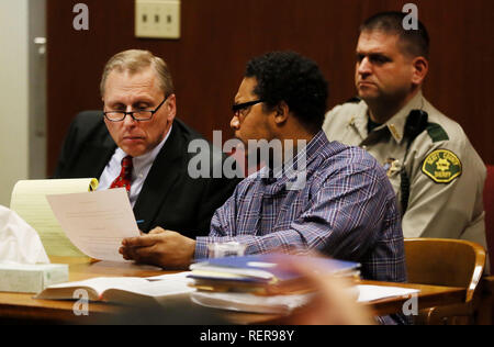 Davenport, Iowa, USA. 15 gennaio, 2019. Deondra Thomas, al centro dei colloqui per la sua difesa avvocato Dusthimer Jack durante gli argomenti di chiusura Martedì in Scott County Court. Thomas, 37, di Davenport, imputato di omicidio di primo grado e e il possesso di un arma da fuoco in fatalmente riprese di 46-anno-vecchio Jason Roberts ha inizio il 9 Giugno al di fuori del centro cittadino di Davenport sports bar. Credito: Kevin E. Schmidt/Quad-City volte/ZUMA filo/Alamy Live News Foto Stock