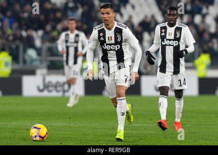 21 gennaio 2019, Allianz Stadium, Torino, Italia; di calcio della Serie A, Juventus contro il Chievo; Cristiano Ronaldo della Juventus sulla sfera Foto Stock