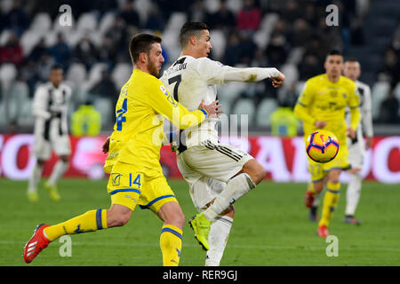 21 gennaio 2019, Allianz Stadium, Torino, Italia; di calcio della Serie A, Juventus contro il Chievo; Cristiano Ronaldo della Juventus protegge la palla da Mattia Bani del Chievo Verona Foto Stock