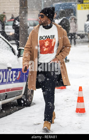 Parigi, Francia. Il 22 gennaio, 2019. Lo stile della strada dalla Settimana della moda di Parigi durante il Chanel Haute Couture Show Credito: Christopher Neve/Alamy Live News Foto Stock