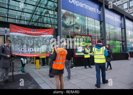 Londra, Regno Unito. Il 22 gennaio, 2019. Il personale di supporto presso il Dipartimento per gli affari, strategia energetica e industriale (BEIS) rappresentata dai servizi pubblici e commerciali unione stand sulla linea di picchetto dopo inizio uno sciopero per il vivere a Londra salario di £ 10,55 per ora e parità di retribuzione della malattia e di congedo annuale Indennità con i funzionari. Lo sciopero è coordinato con gli addetti alla reception e il personale addetto alla sicurezza e detergenti presso il Ministero della Giustizia rappresentato dalle voci unite del commercio mondiale unione. Credito: Mark Kerrison/Alamy Live News Foto Stock