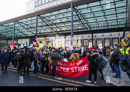 Londra, Regno Unito. Il 22 gennaio, 2019. Il personale di supporto presso il Dipartimento per gli affari, strategia energetica e industriale (BEIS) rappresentata dai servizi pubblici e commerciali unione stand sulla linea di picchetto dopo inizio uno sciopero per il vivere a Londra salario di £ 10,55 per ora e parità di retribuzione della malattia e di congedo annuale Indennità con i funzionari. Lo sciopero è coordinato con gli addetti alla reception e il personale addetto alla sicurezza e detergenti presso il Ministero della Giustizia rappresentato dalle voci unite del commercio mondiale unione. Credito: Mark Kerrison/Alamy Live News Foto Stock