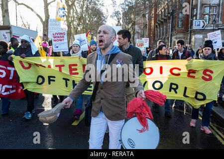 Londra, Regno Unito. Il 22 gennaio, 2019. Gli addetti alla reception, guardie di sicurezza e detergenti presso il Ministero della Giustizia rappresentato da voci unite del mondo e il personale di supporto presso il Dipartimento per gli affari, strategia energetica e industriale (BEIS) rappresentata dai servizi pubblici e commerciali unione marzo attorno a Westminster dopo l inizio di un coordinato di sciopero per il vivere a Londra salario di £ 10,55 per ora e parità di retribuzione della malattia e di congedo annuale Indennità con i funzionari. Credito: Mark Kerrison/Alamy Live News Foto Stock