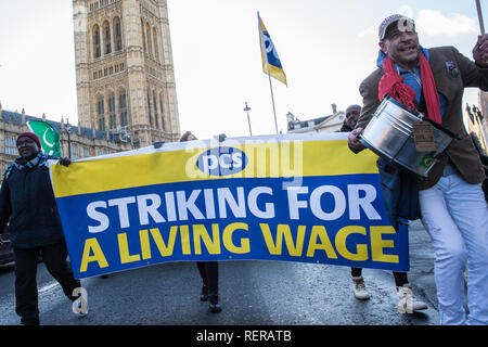 Londra, Regno Unito. Il 22 gennaio, 2019. Gli addetti alla reception, guardie di sicurezza e detergenti presso il Ministero della Giustizia rappresentato da voci unite del mondo e il personale di supporto presso il Dipartimento per gli affari, strategia energetica e industriale (BEIS) rappresentata dai servizi pubblici e commerciali unione marzo attorno a Westminster dopo l inizio di un coordinato di sciopero per il vivere a Londra salario di £ 10,55 per ora e parità di retribuzione della malattia e di congedo annuale Indennità con i funzionari. Credito: Mark Kerrison/Alamy Live News Foto Stock