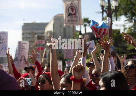 Los Angeles, California, USA. Il 22 gennaio, 2019. Deaf Community Membri allegria durante il rally UTLA a Los Angeles city hall su Martedì, 22 gennaio 2019. Credito: Allison Zaucha/ZUMA filo/Alamy Live News Foto Stock