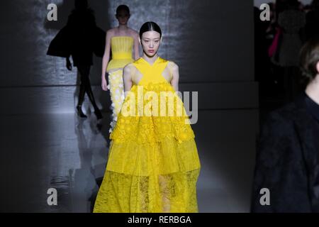 Parigi, Francia. Il 22 gennaio, 2019. I modelli presenti creazioni di Givenchy durante la Haute Couture 2019 collezione primavera/estate mostra a Parigi, in Francia, il 22 gennaio 2019. Credito: Piero Biasion/Xinhua/Alamy Live News Foto Stock