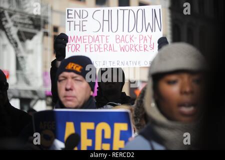 New York, Stati Uniti d'America. 22 gen 2019. Le persone che frequentano un rally per protestare contro il governo shutdown al di fuori di un governo federale Building a New York, Stati Uniti, gennaio 15, 2019. Il continuo parziale arresto del governo, già la più lunga nella storia degli Stati Uniti, ha cominciato a Dic. 22, 2018 come la Casa Bianca e democratica dei leader del Congresso non è riuscito a trovare un accordo su un bilancio per finanziare gli Stati Uniti-Messico frontiera muro, una promessa fatta dal presidente Donald Trump durante la sua campagna. Foto Stock