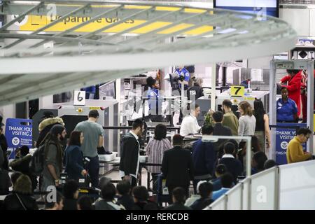 New York, Stati Uniti d'America. 22 gen 2019. Transportation Security Administration (TSA) i funzionari lavorano in un checkpoint in Aeroporto Internazionale John F. Kennedy di New York, Stati Uniti, 20 gennaio, 2019. Il continuo parziale arresto del governo, già la più lunga nella storia degli Stati Uniti, ha cominciato a Dic. 22, 2018 come la Casa Bianca e democratica dei leader del Congresso non è riuscito a trovare un accordo su un bilancio per finanziare gli Stati Uniti-Messico frontiera muro, una promessa fatta dal presidente Donald Trump durante la sua campagna. Foto Stock