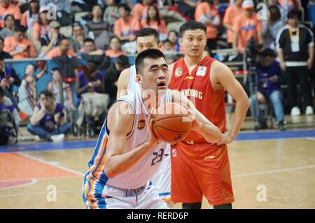 Shanghai, Shanghai, Cina. 23 gen 2019. Shanghai, Cina-Shandong West re della squadra di basket sconfitte Shanghai squali 110-108 a 2018/19 CBA in Cina a Shanghai, gennaio 22nd, 2019. Credito: SIPA Asia/ZUMA filo/Alamy Live News Foto Stock