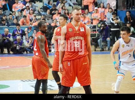 Shanghai, Shanghai, Cina. 23 gen 2019. Shanghai, Cina-Shandong West re della squadra di basket sconfitte Shanghai squali 110-108 a 2018/19 CBA in Cina a Shanghai, gennaio 22nd, 2019. Credito: SIPA Asia/ZUMA filo/Alamy Live News Foto Stock