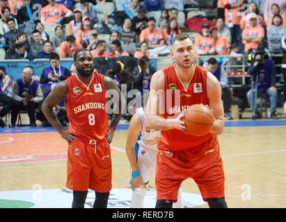 Shanghai, Shanghai, Cina. 23 gen 2019. Shanghai, Cina-Shandong West re della squadra di basket sconfitte Shanghai squali 110-108 a 2018/19 CBA in Cina a Shanghai, gennaio 22nd, 2019. Credito: SIPA Asia/ZUMA filo/Alamy Live News Foto Stock