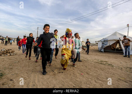 La striscia di Gaza, la Palestina. Nelle aree autonome. 02Apr, 2018. Il clown palestinese Alaa Mekdad (34) gioca con i bambini rifugiati nella tenda città costruita in occasione dell'azione di protesta 'Marco di ritorno' al confine con Israele nella Striscia di Gaza. La fotografia di dpa fotografo Mohammed Talatene ha vinto il primo posto nella categoria Storia Nel dpa foto dell'anno 2018 la concorrenza. Credito: Mohammed Talatene/dpa/Alamy Live News Foto Stock