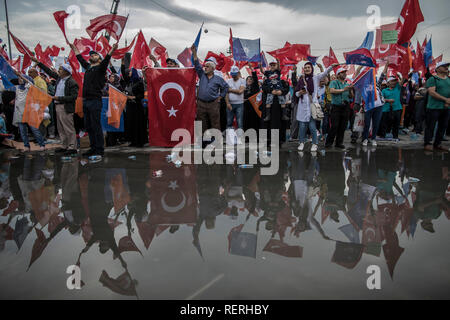 Istanbul, Turchia. 17 Giugno, 2018. I sostenitori del Presidente turco Recep Tayyip Erdogan allietare il suo arrivo in una campagna elettorale evento. La fotografia di dpa fotografo Oliver Weiken ha vinto il secondo posto nella categoria Storia Nel dpa foto dell'anno 2018 la concorrenza. Credito: Oliver Weiken/dpa/Alamy Live News Foto Stock