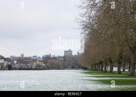 Windsor, Regno Unito. 23 gen 2019. Meteo REGNO UNITO: l'anno della prima spolverata di neve davanti alla cappella di San Giorgio e Castello di Windsor in Windsor Great Park. Oggi le previsioni per Berkshire è freddo, con le magie di sole e un rischio di docce invernale. Gli automobilisti sono stati avvertiti di fare attenzione a causa delle pericolose condizioni di guida. Credito: Mark Kerrison/Alamy Live News Foto Stock