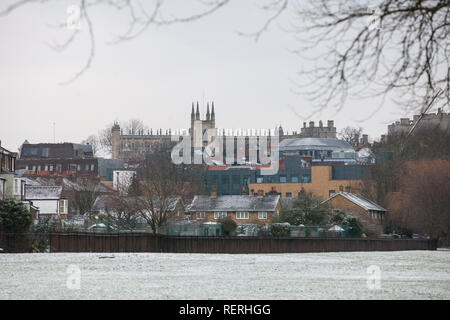 Windsor, Regno Unito. 23 gen 2019. Meteo REGNO UNITO: l'anno della prima spolverata di neve nella parte anteriore della Cappella di St George in Windsor Great Park. Oggi le previsioni per Berkshire è freddo, con le magie di sole e un rischio di docce invernale. Gli automobilisti sono stati avvertiti di fare attenzione a causa delle pericolose condizioni di guida. Credito: Mark Kerrison/Alamy Live News Foto Stock