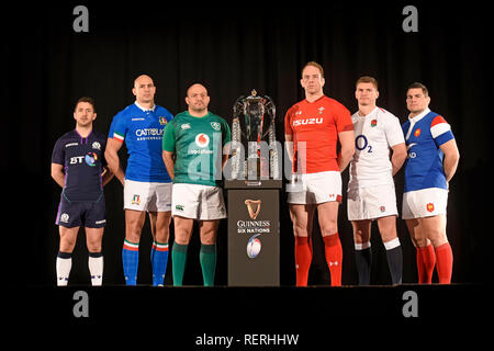 Londra, Regno Unito. 23 gen 2019. Guinness Rugby 6 Nazioni lanciare all'Hurlingham Club di Londra, Regno Unito. (Da sinistra a destra) Scozia capitano Greig Laidlaw, Italia capitano Sergio Parisse, Irlanda capitano Rory Best, il Galles capitano Alun Wyn Jones, Inghilterra capitano Owen Farrell & Francia capitano Guilhem Guirado con il 6 Nazioni Trofeo Credito: Phil Rees/Alamy Live News Foto Stock