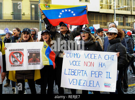 Napoli, Italia. 23 gen 2019. La protesta di un gruppo di cittadini venezuelani al di fuori del Consolato di Napoli, contro il presidente Nicolas Maduro Moros, ha chiesto le dimissioni perché non si sentono rappresentati da lui. 23/01/2019, Napoli, Italia Credit: Indipendente Photo Agency Srl/Alamy Live News Foto Stock