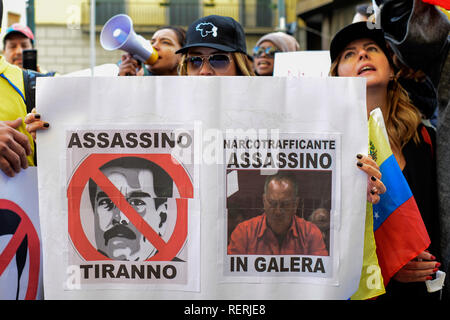 Napoli, Italia. 23 gen 2019. La protesta di un gruppo di cittadini venezuelani al di fuori del Consolato di Napoli, contro il presidente Nicolas Maduro Moros, ha chiesto le dimissioni perché non si sentono rappresentati da lui. 23/01/2019, Napoli, Italia Credit: Indipendente Photo Agency Srl/Alamy Live News Foto Stock