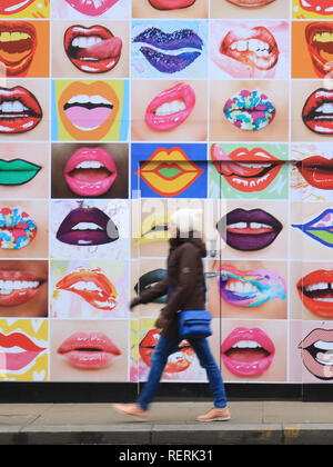 Londra REGNO UNITO. Il 23 gennaio 2019. I pedoni a piedi passato un murale di Wimbledon High Street con labbra umane in una fredda giornata invernale con temperature meteo per rimanere al di sotto del congelamento Credito: amer ghazzal/Alamy Live News Foto Stock