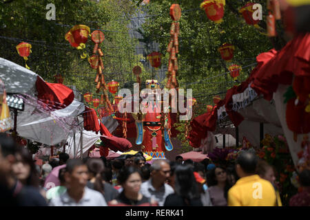 (190123) -- SINGAPORE, 23 gennaio, 2019 (Xinhua) -- la gente acquista per il nuovo anno lunare di merci presso un temporaneo Anno Nuovo Mercato nel centro della città di Singapore, 23 gennaio, 2019. (Xinhua/quindi Chih Wey) Foto Stock