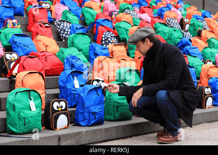 Londra, Regno Unito. 23 gennaio, 2018. Attore e WaterAid Ambasciatore Dougray Scott guarda al 800 schoolbags prevista da WaterAid sui gradini della cattedrale di San Paolo in un commovente tributo al numero di bambini che muoiono ogni giorno da acqua sporca, mai raggiungere il loro quinto compleanno o il primo giorno di scuola. WaterAid posto 800 bambini's schoolbags sulla celebre scalinata della Cattedrale di San Paolo oggi come un forte richiamo del numero di giovani la vita dei bambini ha perso ogni singolo giorno a causa di acqua sporca e la scarsa igiene. Credito: Oliver Dixon/Alamy Live News Foto Stock