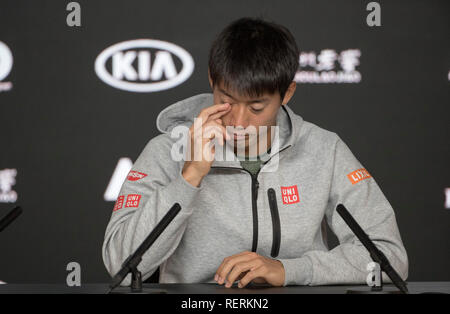 Melbourne, Australia. 23 gen 2019. Kei Nishikori del Giappone reagisce durante la conferenza stampa dopo il suo ritiro da uomini singoli quarti match contro Novak Djokovic della Serbia al 2019 Australian Open a Melbourne, Australia, 23 gennaio, 2019. Credito: Hu Jingchen/Xinhua/Alamy Live News Foto Stock