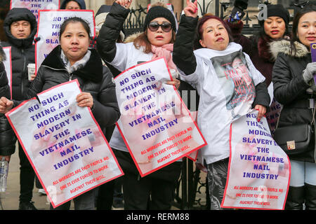 Londra, Regno Unito. 23 gen 2019. Protesta al di fuori della Royal Courts of Justice per il rilascio del Viet Hoang Nguyen, noto come Ken, e sua moglie Giang Huong Tran, noto come Susan e Thu Huong Nguyen, noto come Jenny chi dove condannato di moderna schiavitù tasse a seguito di una indagine nail bar in tutta la Gran Bretagna. Penelope Barritt/Alamy Live News Foto Stock