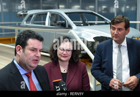 23 gennaio 2019, in Sassonia, Zwickau: Hubertus Heil (SPD, l-r), Ministro federale del lavoro, Andrea Nahles, Presidentessa della SPD e Gunnar Kilian, VW membro del consiglio di amministrazione per le risorse umane, parlare dei loro colloqui presso lo stabilimento della Volkswagen in Zwickau circa la conversione della pianta in un puro veicolo elettrico posizione. Con l'E-Auto ID, piani di Volkswagen per produrre il primo totalmente elettrico prodotto in serie auto da novembre 2019. La conversione di piante è stato acceso dall'estate 2018. 7700 dipendenti in Sassonia sono qualificati in auto elettrica allo stesso tempo. Secondo i propri dati, il gruppo è Foto Stock