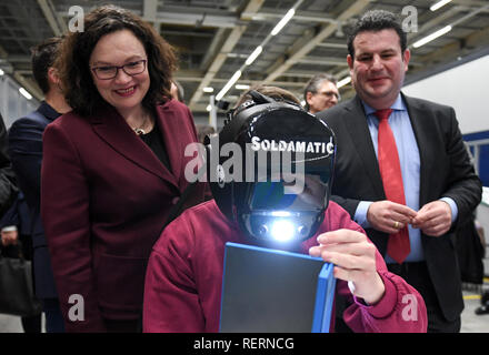 23 gennaio 2019, in Sassonia, Zwickau: Andrea Nahles, Presidentessa della SPD e Hubertus Heil (SPD, r), Ministro federale del lavoro, informarsi sulla saldatura virtuale presso lo stabilimento della Volkswagen in Zwickau con il dipendente Stephan Brauer. I due uomini politici erano in Zwickau per colloqui riguardanti la trasformazione della pianta in un puro veicolo elettrico posizione. Con l'E-Auto ID, piani di Volkswagen per produrre il primo totalmente elettrico prodotto in serie auto da novembre 2019. Foto: Hendrik Schmidt/dpa-Zentralbild/dpa Foto Stock