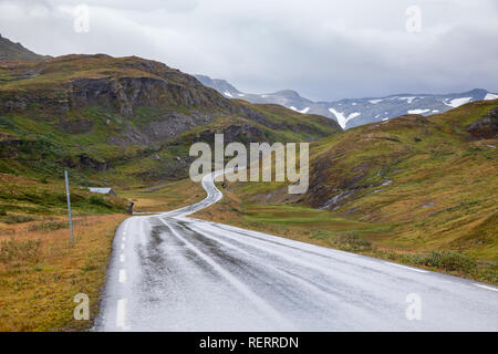 Scenic tortuosa strada di montagna, Vik, Sogn og Fjordane, Norvegia e Scandinavia Foto Stock
