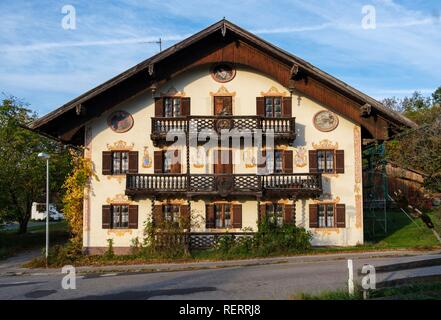 Agriturismo con aria pittura, Humbach vicino Dietramszell, Tölzer Land, Alta Baviera, Baviera, Germania Foto Stock