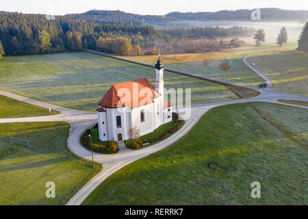 Chiesa di San Leonardo, Leonhardikirche vicino Dietramszell, drone vista, Tölzer Land, Alpenvorland, Alta Baviera, Baviera, Germania Foto Stock