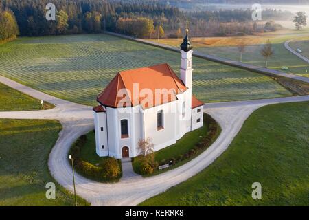 Chiesa di San Leonardo, Leonhardikirche vicino Dietramszell, drone vista, Tölzer Land, Alta Baviera, Baviera, Germania Foto Stock