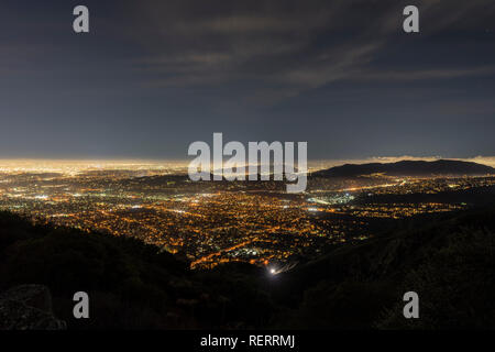 Vista notturna di Pasadena, Glendale e il centro cittadino di Los Angeles dal picco nelle montagne di San Gabriel. Foto Stock