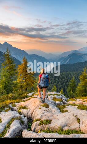 Escursionista guarda nel paesaggio, vista sul Königssee dal Feldkogel, sinistra Watzmann e Südspitze Watzmann-Kinder Foto Stock