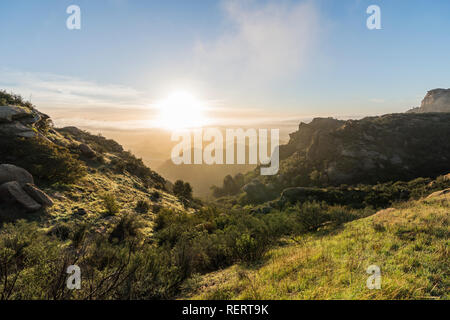 Foggy canyon sunrise in Los Angeles, California. Girato dal picco roccioso sopra la valle di San Fernando. Foto Stock