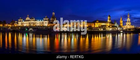 Città vecchia di notte con ponte di Augusto, terrazza banca, Hofkirche, Residenzschloss Chiesa di Nostra Signora, Hochschule für Bildende Foto Stock