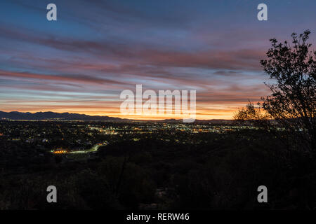 Alba vista verso Burbank e Griffith Park da Santa Susana Montagna Collina di Los Angeles, California. Foto Stock
