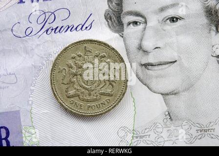 In prossimità di una libbra di moneta oltre una ventina di pound nota Foto Stock