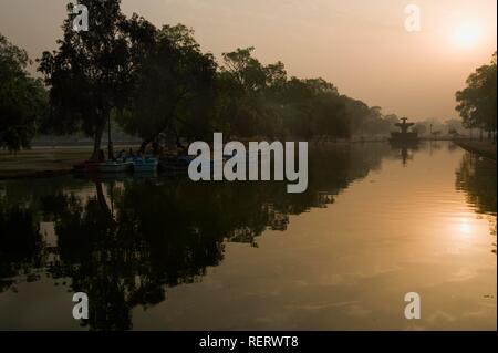 Tramonto su un laghetto nei pressi di Amar Jawan Jyoti, India, Asia del Sud Gate, Delhi, India, Asia del Sud Foto Stock