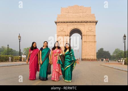 Le donne indiane di fronte al Amar Jawan Jyoti, India, Asia del Sud Gate, Delhi, India, Asia del Sud Foto Stock