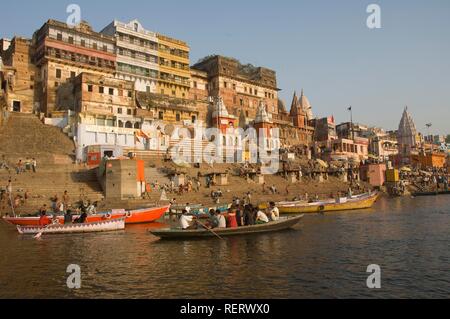 Ghats lungo il fiume Gange, Varanasi, Benares, Uttar Pradesh, India, Asia del Sud Foto Stock