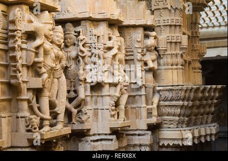 Colonne scolpite, tempio Jain, Jaisalmer, deserto di Thar, Rajasthan, India, Asia del Sud Foto Stock