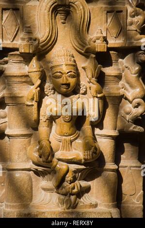 Scolpite statue in arenaria, tempio Jain, Jaisalmer, deserto di Thar, Rajasthan, India, Asia del Sud Foto Stock