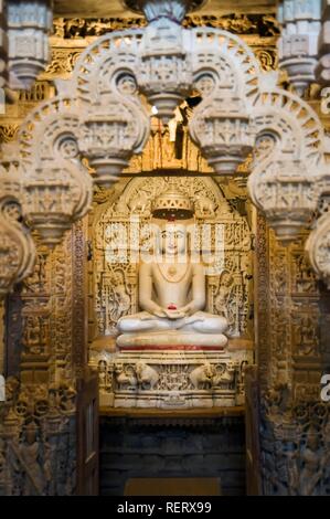 Statua in marmo bianco di Mahavira, tempio Jain, Jaisalmer, deserto di Thar, Rajasthan, India, Asia del Sud Foto Stock