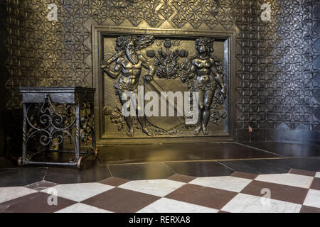 Xvi secolo camino in Assessore della camera nel Brugse Vrije sul Burg, ex corte di diritto / courthouse nella città di Bruges, Fiandre, in Belgio Foto Stock