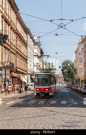 Un tram che corre attraverso il centro di Praga Foto Stock