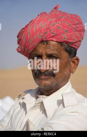 Driver di cammello, Jaisalmer, deserto di Thar, Rajasthan, India, Asia del Sud Foto Stock